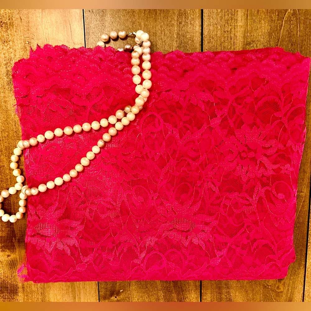 Dainty yet elegant magnet/fuchsia lace saree with beautiful floral lace - Picture 4 of 5
